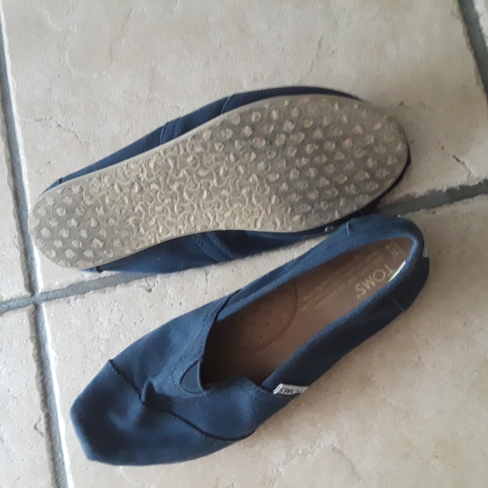 Toms - Picture 2 of 2
